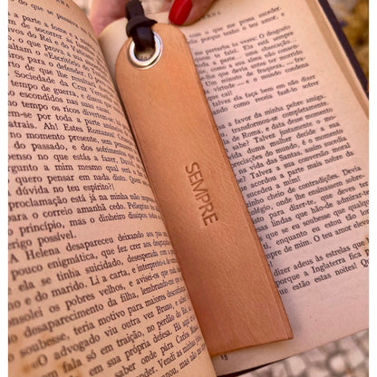 Marcador de Livros em Couro Vegetal Natural Personalizado - Feito à Mão - Couragem