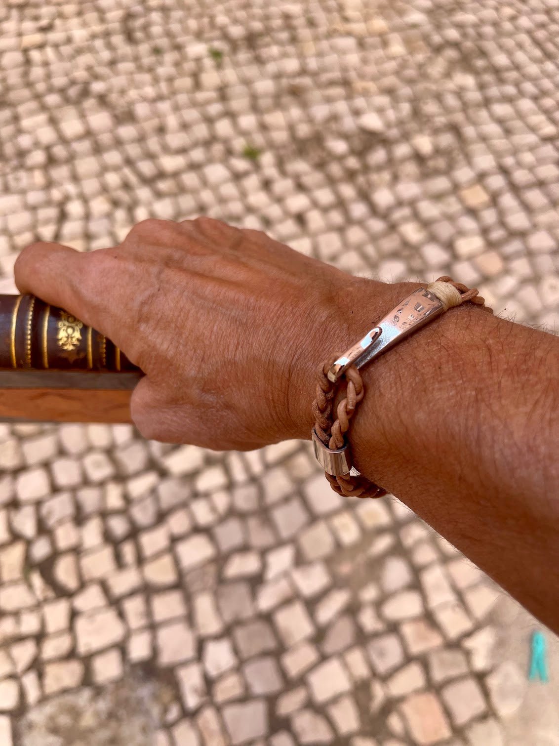 Pulseira Entrançada em Couro com Ferragem de Aço – Estilo Intemporal para Todos - Couragem