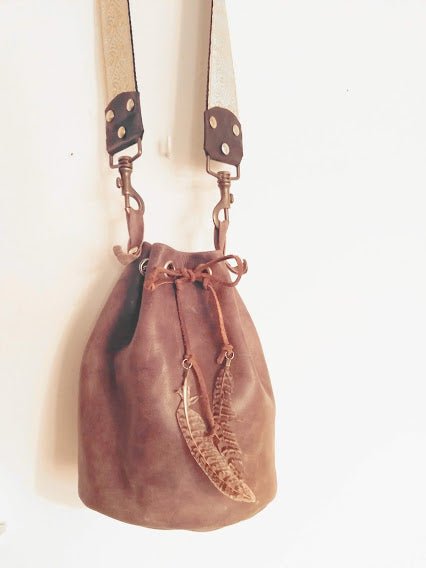 Bucket Bag em couro com Alça Amovível - Couragem