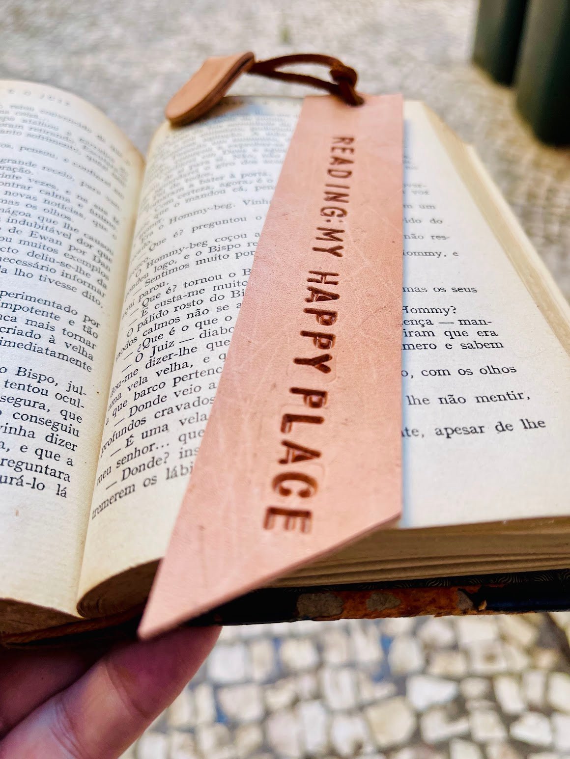 Marcador de Livros em Couro Vegetal Natural Personalizado - Feito à Mão - Couragem